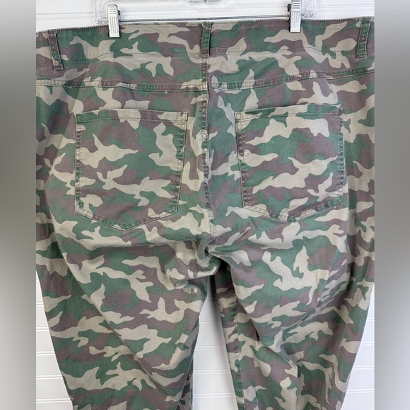 Lane Bryant women’s camo stretch waist ankle zip jogger pant. Size 26. - Picture 6 of 7